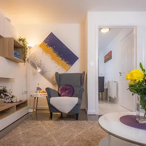Modern 2 Bed House With Parking And Garden Holiday home