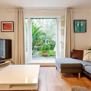 Charming 2-bed Garden Flat Apartamento